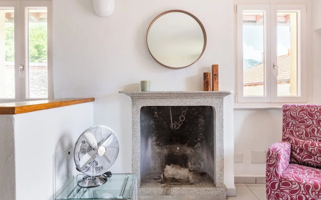 Lake View Terrace Apartment by Rent all Como