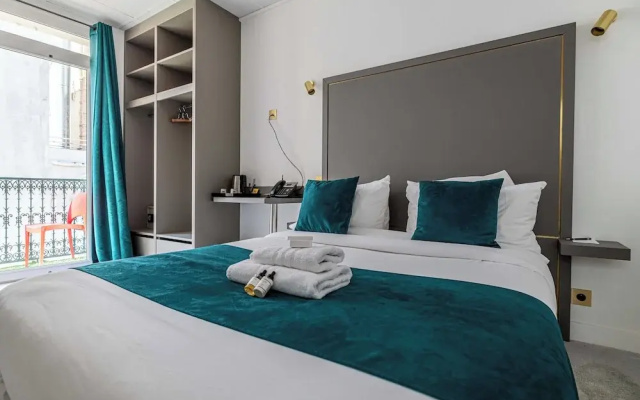 Hotel Avaton - Deluxe Bedroom With Private Balcony