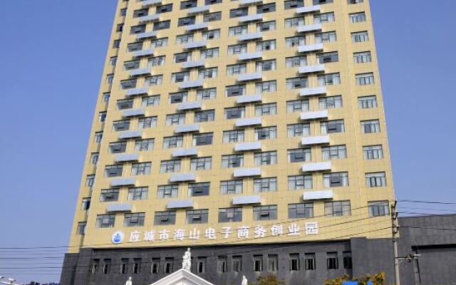 Vienna Hotel (Yingcheng Railway Station Haishan)