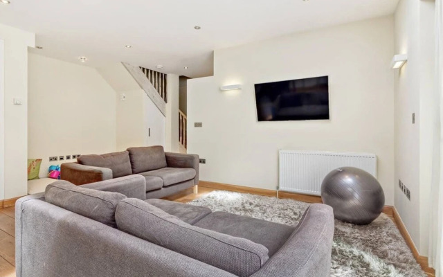 Stylish and Bright 3 Bedroom Duplex in North London