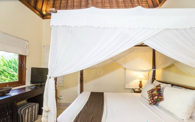 3 bedroom villa river side Legian
