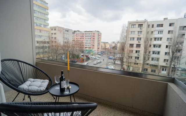 Central 1BR - city view + large balcony + Netflix