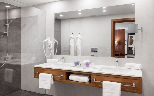 Heron Live Hotel