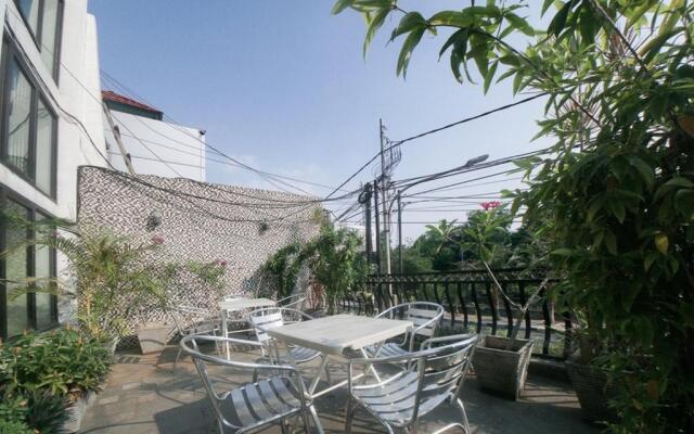 RedDoorz Plus near Green Pramuka Square Mall