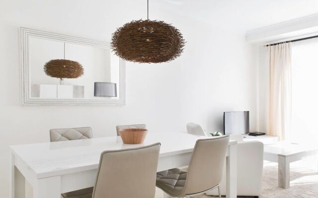 Luxury furnished 1 Bedroom with views AA16