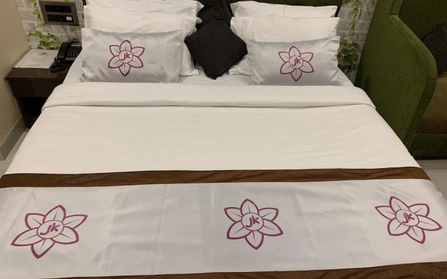 JK Rooms 126 Parashar Legacy - Station