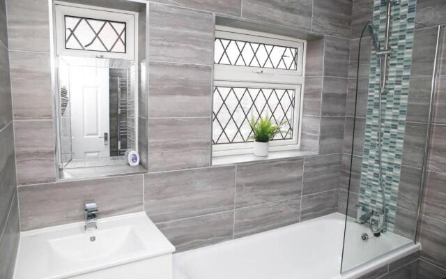 Deluxe 4-bed House Close2 Wembley Stadium