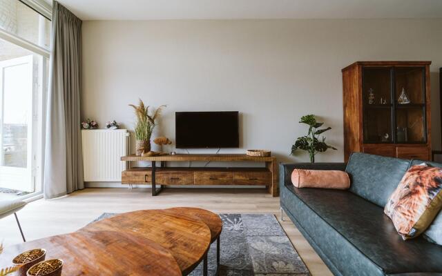 Luxury apartment overlooking the marina for 10 people