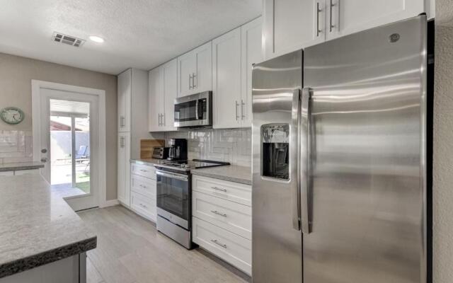 Tempe Remodel w Sparkling Pool and Game Room