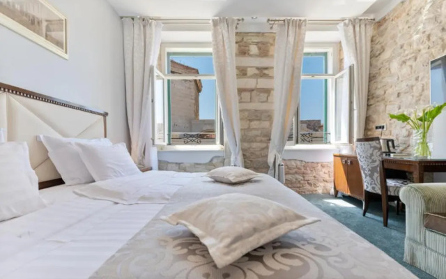 Antique Split Luxury Rooms