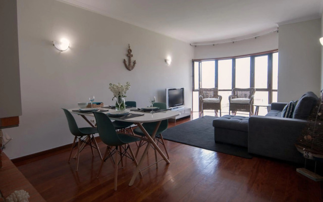 Cozy Beach Front with Rooftop