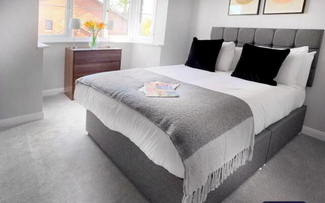 Wokingham - 2 Bed Stylish House, Central - Parking