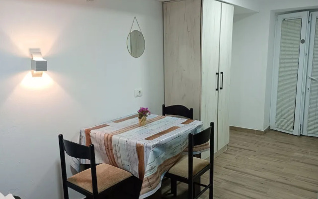 Sereni̇ta Stone House