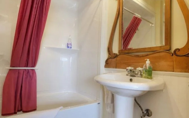 Bayview Pines Country Inn Apartments