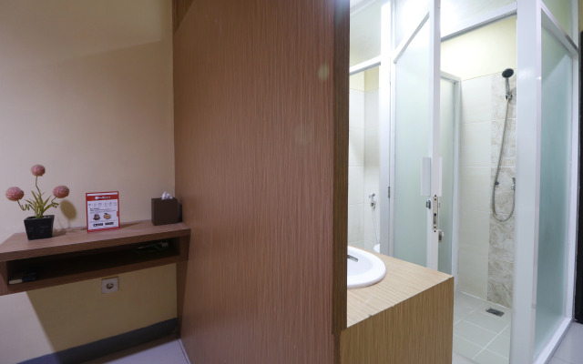 RedDoorz near ITC Cempaka Mas