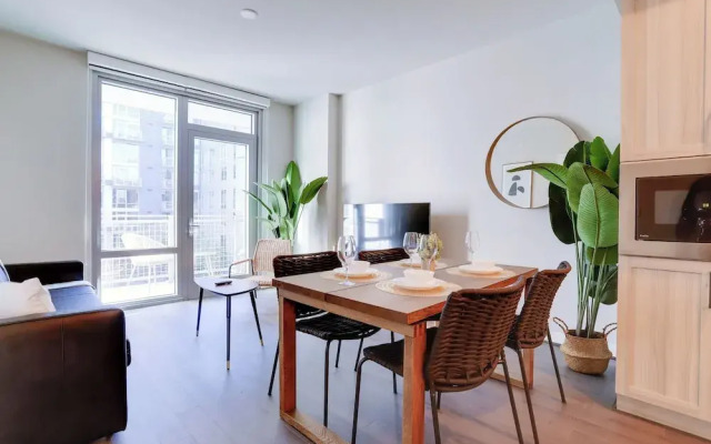 Bright Apartment with Great Amenities