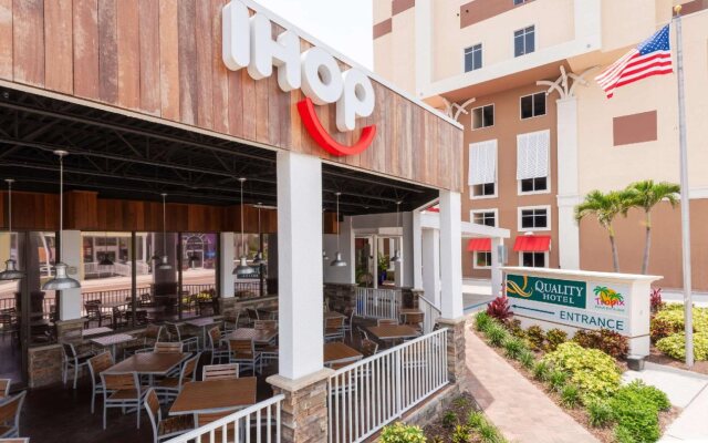 Winter the Dolphins Beach Club, Ascend Hotel Collection