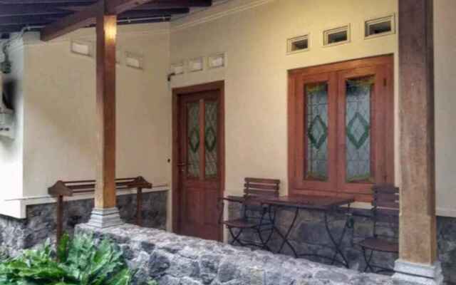 Omah Pitoe Guest House