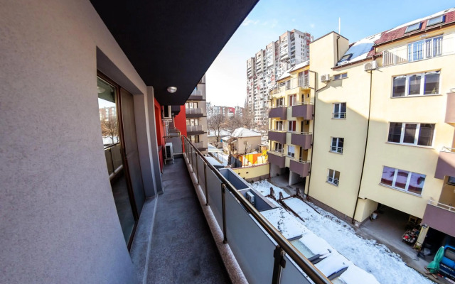 Bright 1BDR Apartment with a Balcony