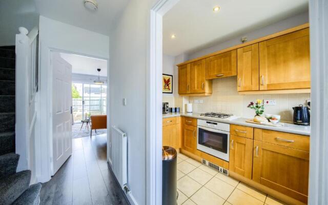 Cosy House │ RICOH │ M6 │ Sleeps 6 │ EMPOWER HOMES