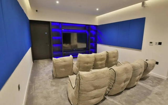 Lakeside - Central Apartment - Free Parking - Cinema Room