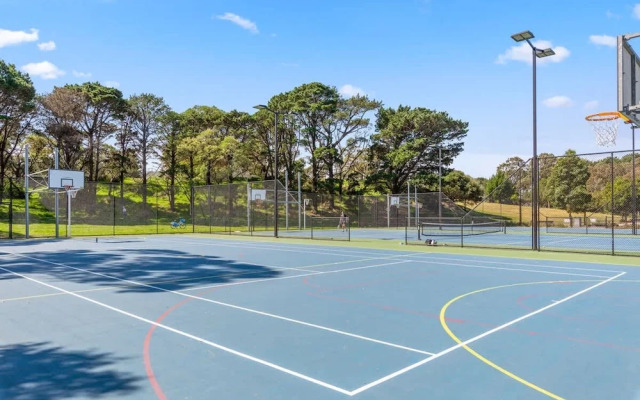 Peaceful 2 Bedroom With Private Backyard and BBQ