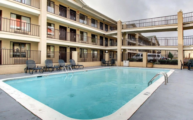 Econo Lodge North