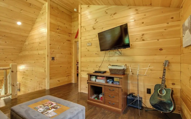 Londonderry Chalet w/ Deck, Fire Pit & Views!