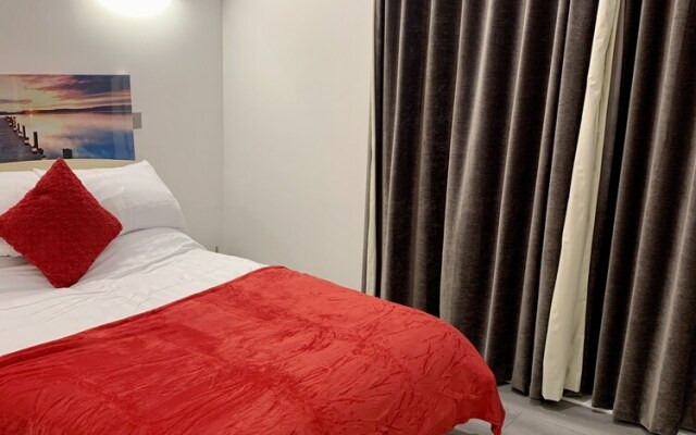 Luxury One Bed Apartment With Parking