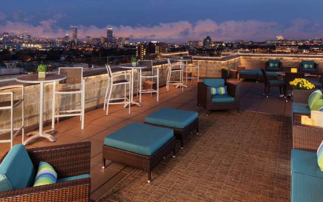 DoubleTree Suites by Hilton Hotel Boston - Cambridge