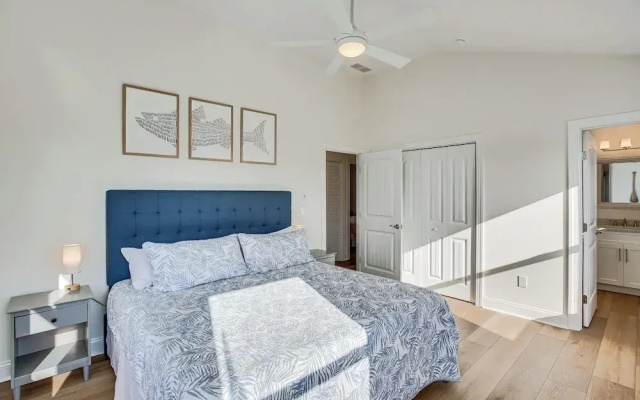 Spacious Wildwood Condo: Walk to Beach!