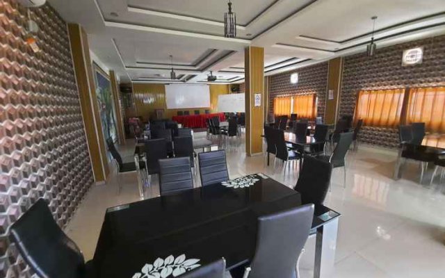 OYO 3373 Favour Hotel