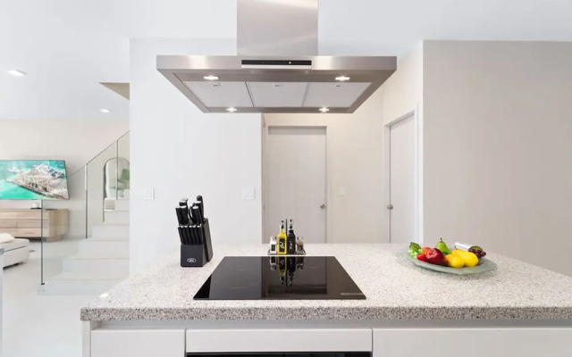 NEW Lux 4BR Villa w Private Pool Walk to Beach