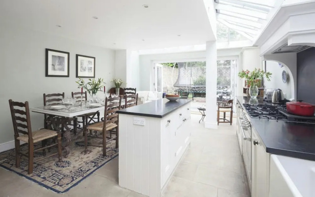Winchendon Road by Onefinestay