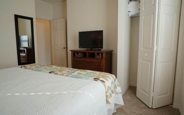 4 Bedrooms S / Lucaya Village Townhouse