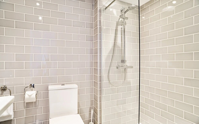 JOIVY Re-Imagined Flat in Georgian Architecture Townhouse