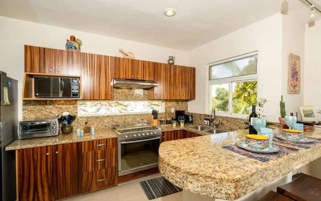 Sleeps 6 Views Beach 1 Block