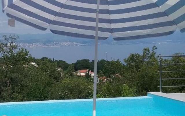 Tranquity Studio Apartment Ika