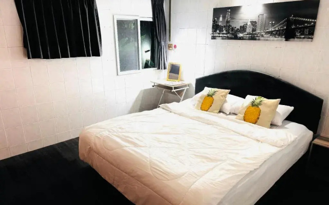 Near Beach Hostel - Adults Only