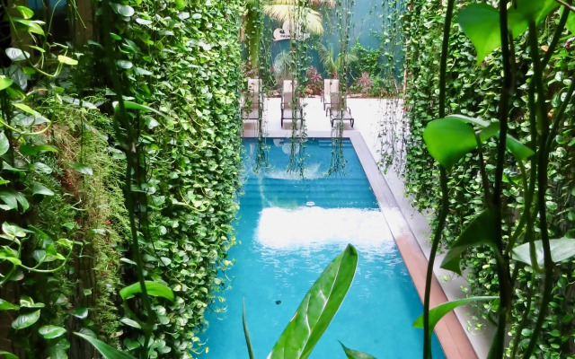 Palmarena Rooms and Residences - Long Stay Comfort with Parking, Sauna, Gym and Pool (Steps from 5th Avenue)