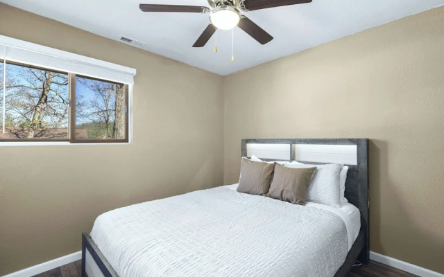 White Oak Landing Spacious 6 BDR w/ Boat Slip!