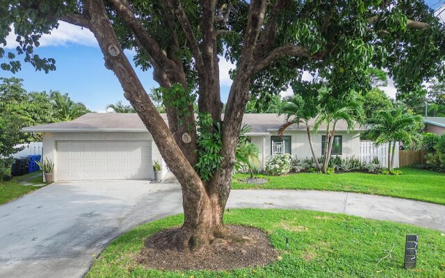 Coastal Retreat Stylish 4 BDR w/ Private Pool!