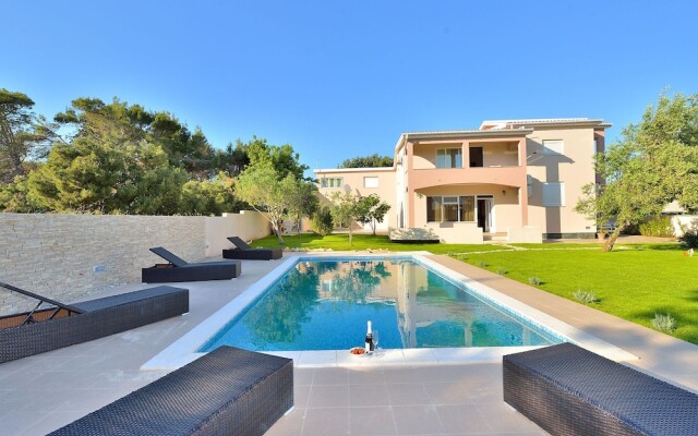 Lovely Villa in Vir With Swimming Pool