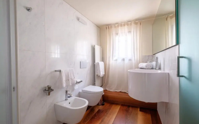 Venice Canal Palazzo Gracious and Modern 3 Bedroom Apartment