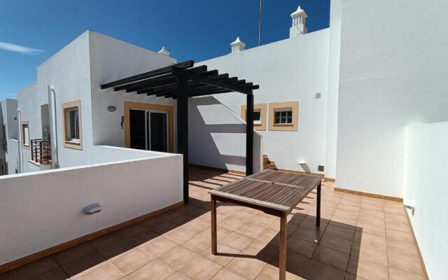 Quinta Gomeira by Amandio Batista