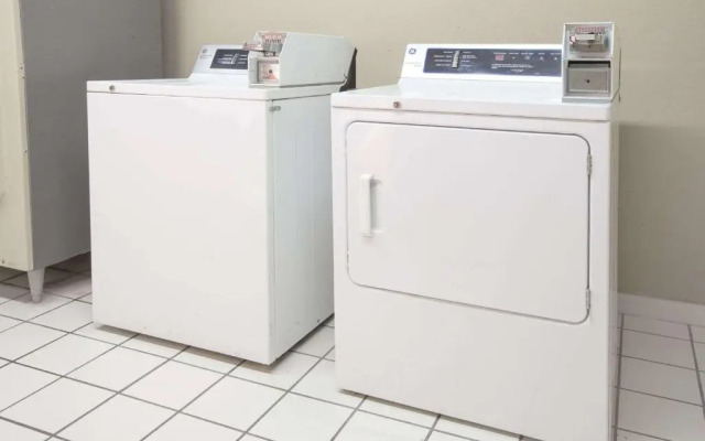 Days Inn & Suites Pine Bluff