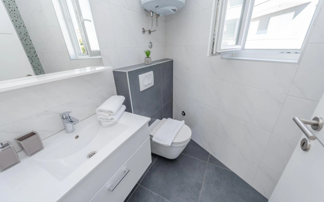 Dario 1. modern & luxury ap. with a pool