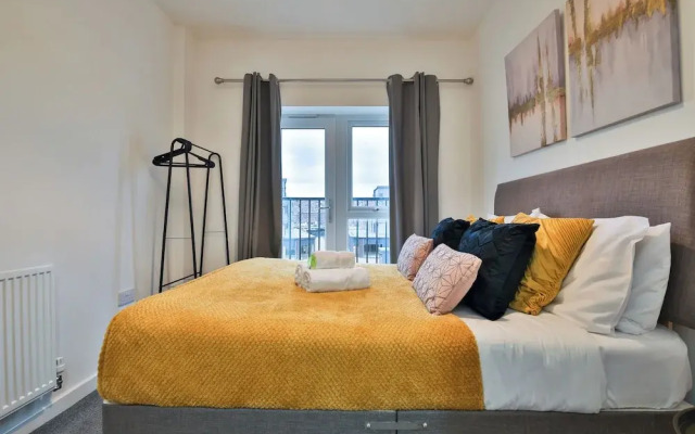 2 Bed Flat with Parking Near Waterfront