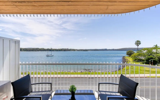 Stunning 1-bed Bayside Apartment With Superb Views – Balcony – Batemans Bay