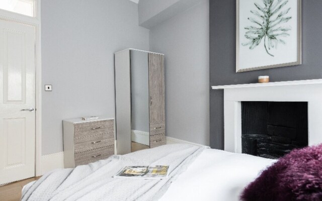 The Riverside Escape - 3bdr in 3 Central Apartments